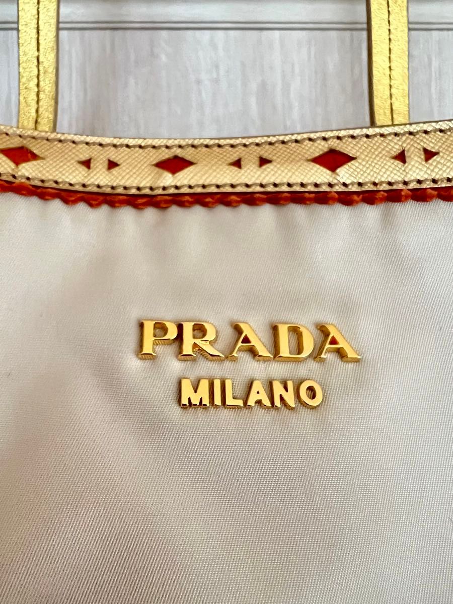 PRADA プラダ ナイロントートバッグ ホワイトとゴールド 新品未 PRADA プラダ ナイロントートバッグ ホワイトとゴールド 新品未
