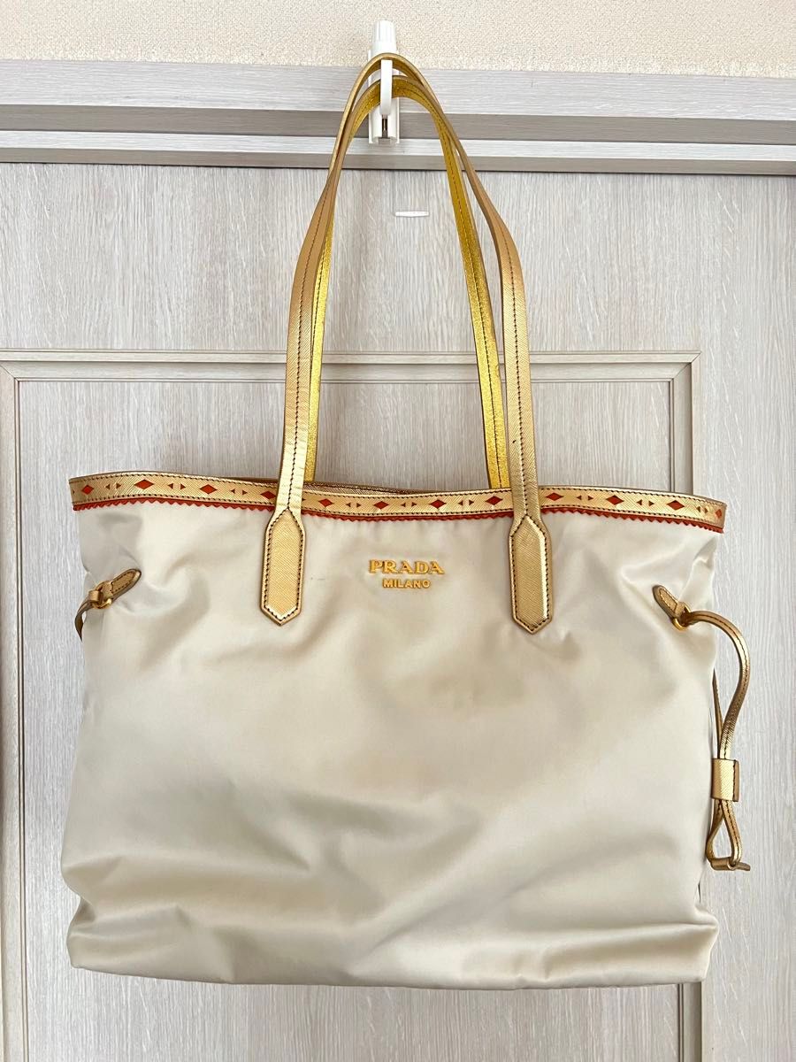 PRADA プラダ ナイロントートバッグ ホワイトとゴールド 新品未 PRADA プラダ ナイロントートバッグ ホワイトとゴールド 新品未