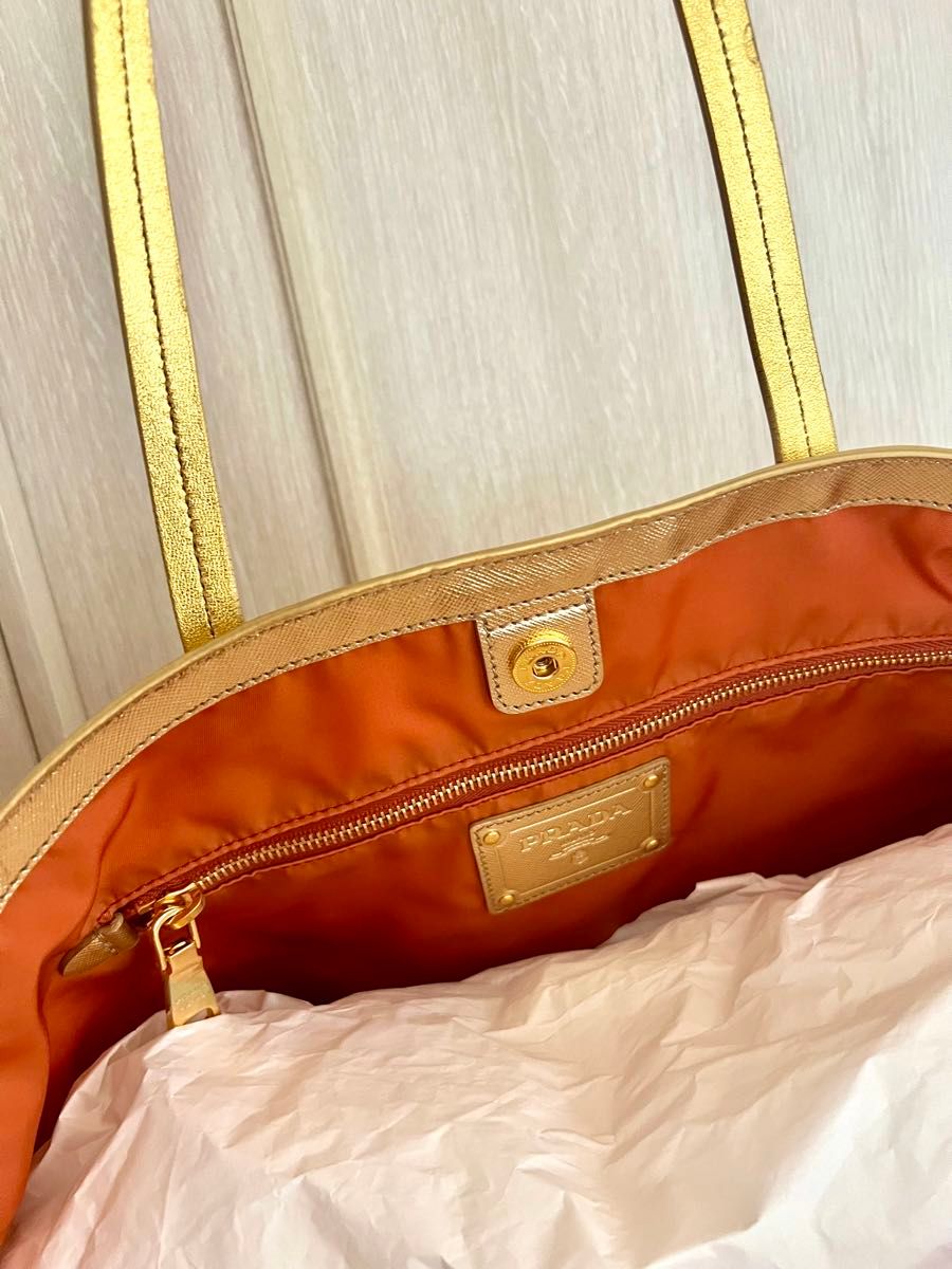 PRADA プラダ ナイロントートバッグ ホワイトとゴールド 新品未 PRADA プラダ ナイロントートバッグ ホワイトとゴールド 新品未