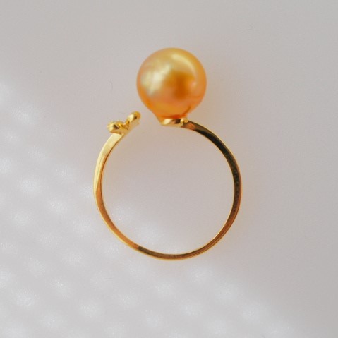  south . Golden pearl White Butterfly pearl ring 