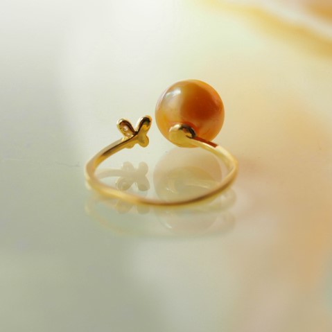  south . Golden pearl White Butterfly pearl ring 