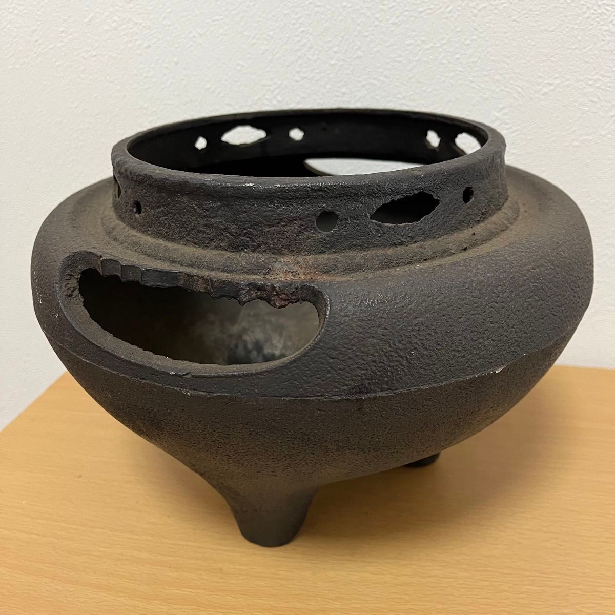 三つ脚 朝鮮風炉 真形釜 /鉄釜/茶道具/鉄火鉢/茶釜/骨董/古道具 三つ脚 朝鮮風炉 真形釜 /鉄釜/茶道具/鉄火鉢/茶釜/骨董/古道具
