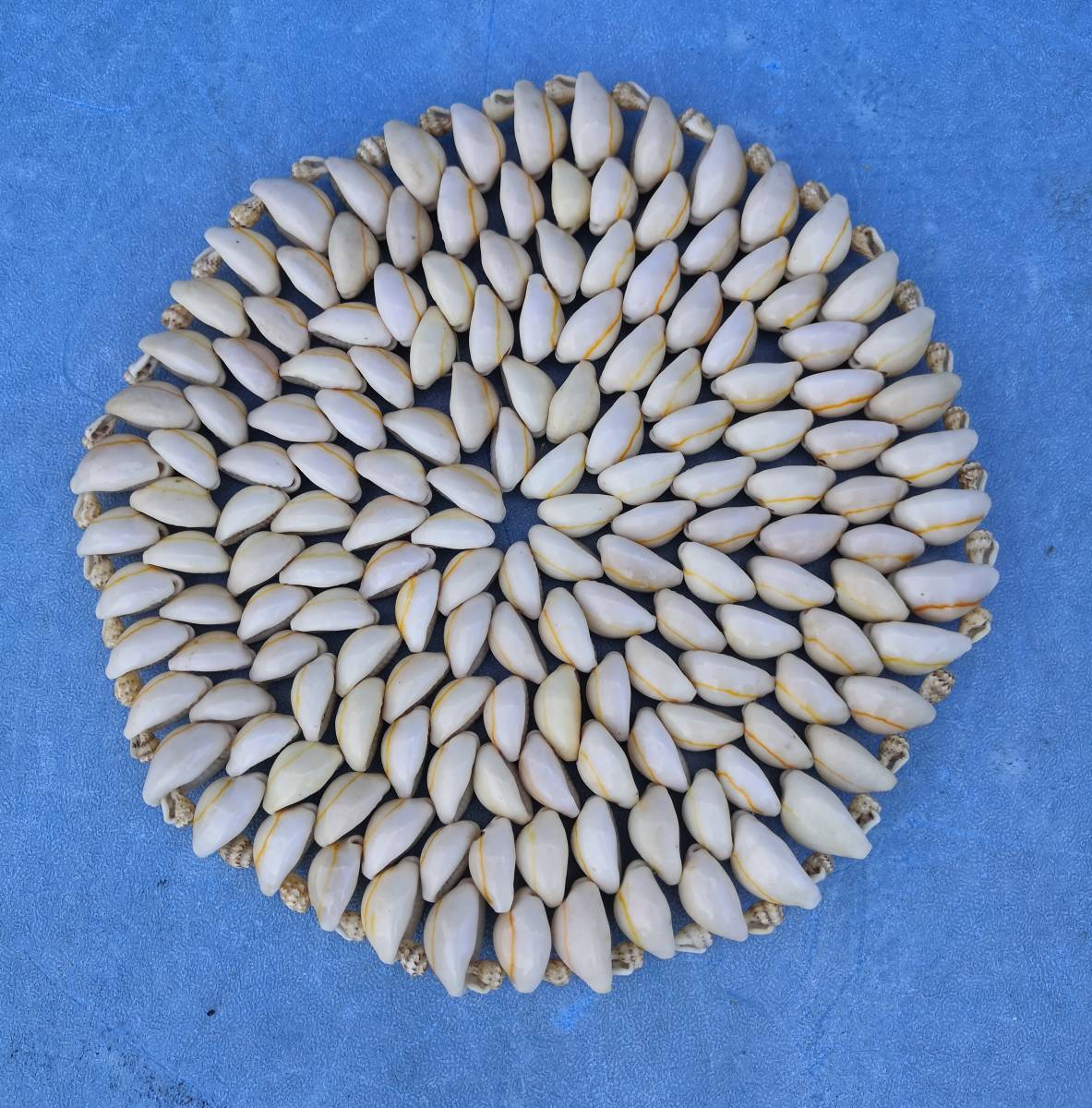 ２小さな貝を沢山繋いで作った敷物２０ｃｍ鍋敷きに使えます_画像1