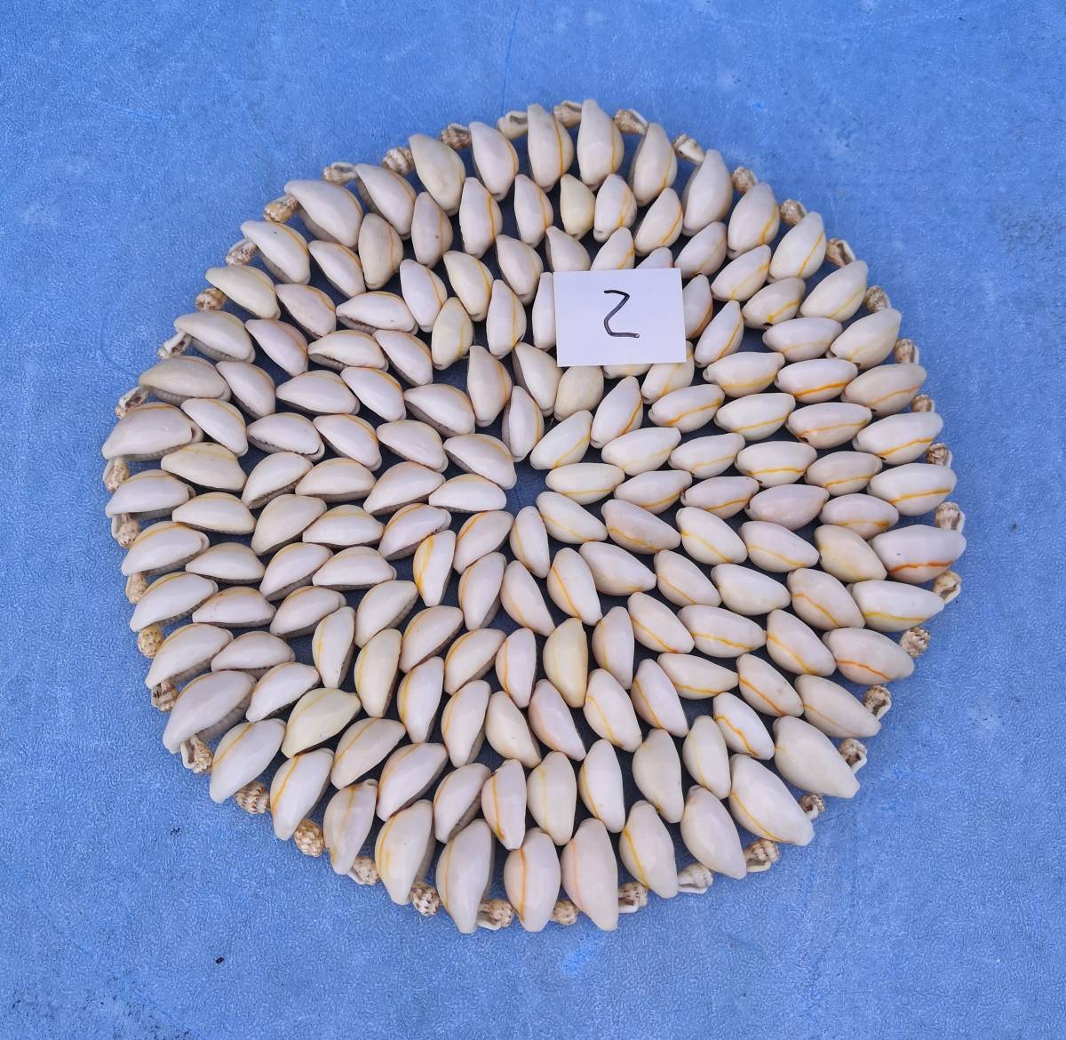 ２小さな貝を沢山繋いで作った敷物２０ｃｍ鍋敷きに使えます_画像3