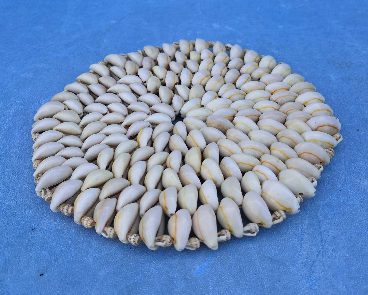 ２小さな貝を沢山繋いで作った敷物２０ｃｍ鍋敷きに使えます_画像2