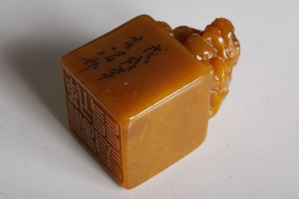 NK22569 中国 在銘 田黄 神獣刻印 108g 書道具 文房具 印材 検:神 NK22569 中国 在銘 田黄 神獣刻印 108g 書道具 文房具 印材 検:神