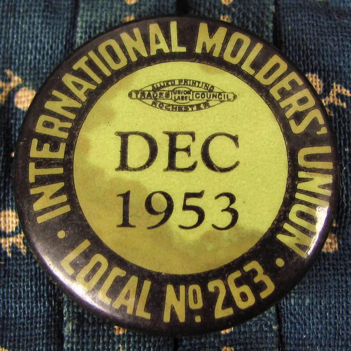 【ピンバッジ】1953年 12月 USA Molders Union 鋳型工 組合 セルロイド アメリカ アンティーク ワーク 古着 ビンテージ アメリカ製 レア_画像1