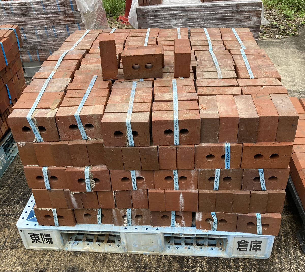 煉瓦 レンガ 450個 穴2つタイプ 材料 パレット積み 豊田発 お引取り 煉瓦 レンガ 450個 穴2つタイプ 材料 パレット積み 豊田発 お引取り