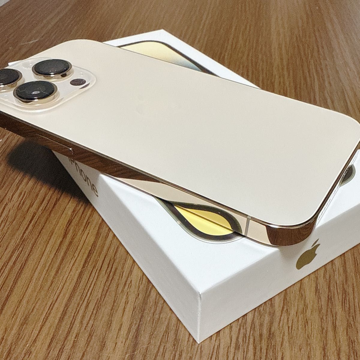 美品【バッテリー97%】iPhone14 pro 256GB ゴールド SIMフリー 美品【バッテリー97%】iPhone14 pro 256GB ゴールド SIMフリー