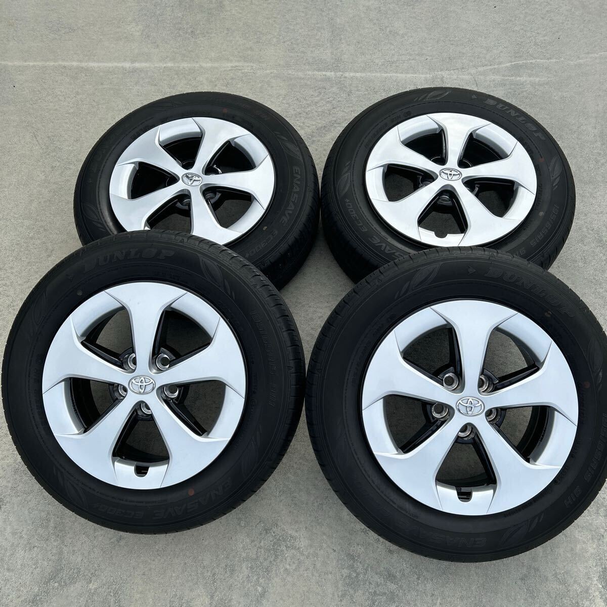 トヨタ プリウス 30 後期 純正 ホイール 1本 トヨタ プリウス 30系 後期 純正アルミホイール&タイヤ