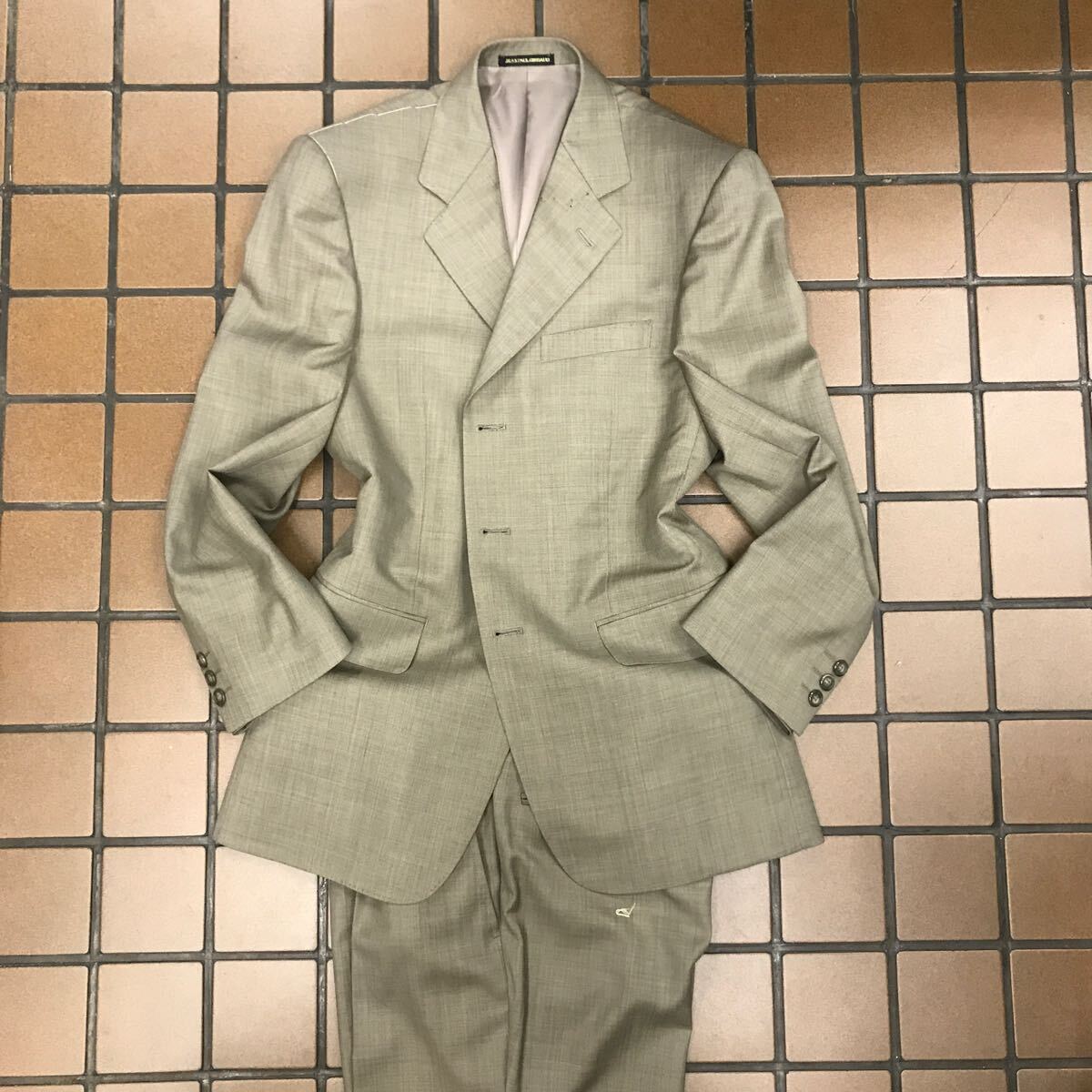 新品★訳あり高級JEANPAUL GIRBAUD Paris 3つボタンスーツセットアップ サイズYA4 コルク系　シャークスキン　ウール70% 本台場仕立て