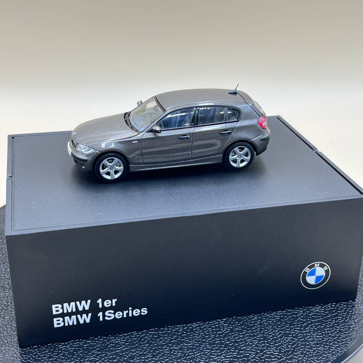 1/43 オートアート BMW 1シリーズ 120i E87 スパークリング・グラファイト ディーラー特注 カラーサンプル AUTOart 80420301607