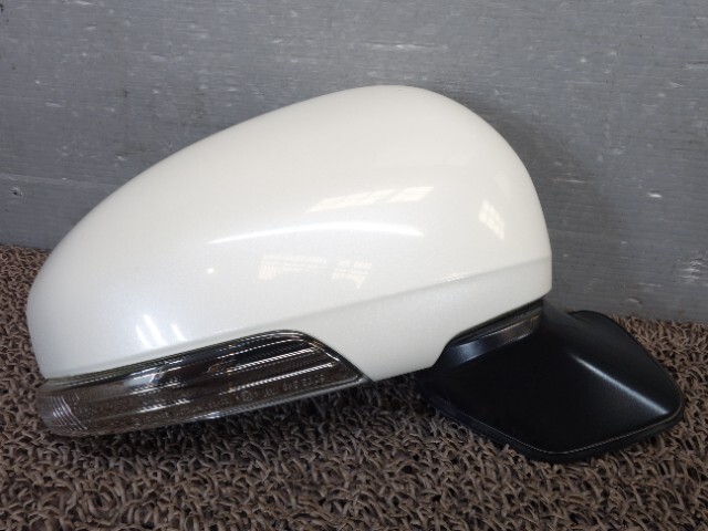 8430　トヨタ プリウス　後期　ZVW30　ドア/サイドミラー右　070