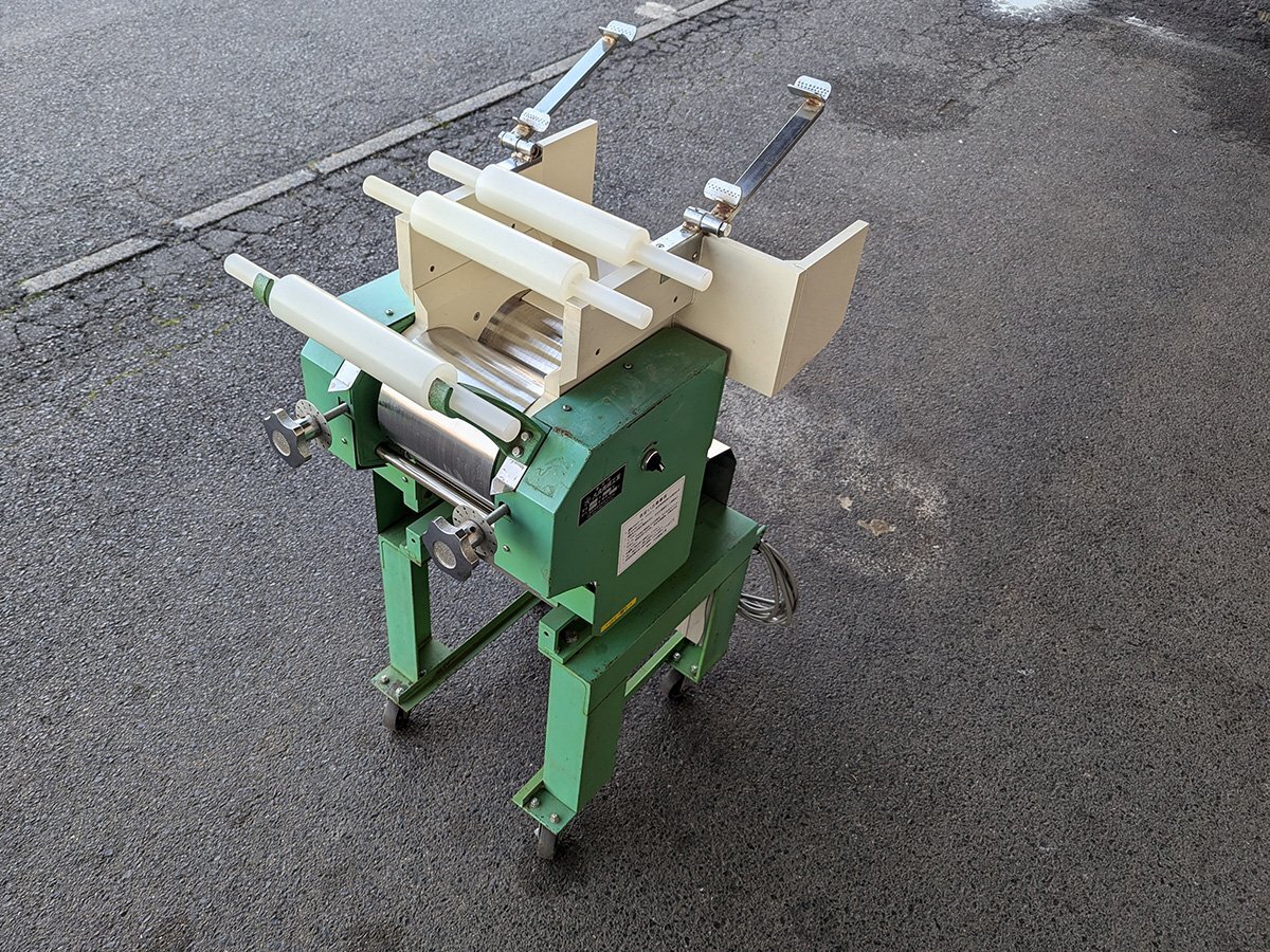 大成機(jī)械工業(yè) 制麺機(jī) モルダー 延ばし機(jī) 特注仕様？ 3相200V 回転OK 2019年 中古 刃欠品 うどん そば ラーメン