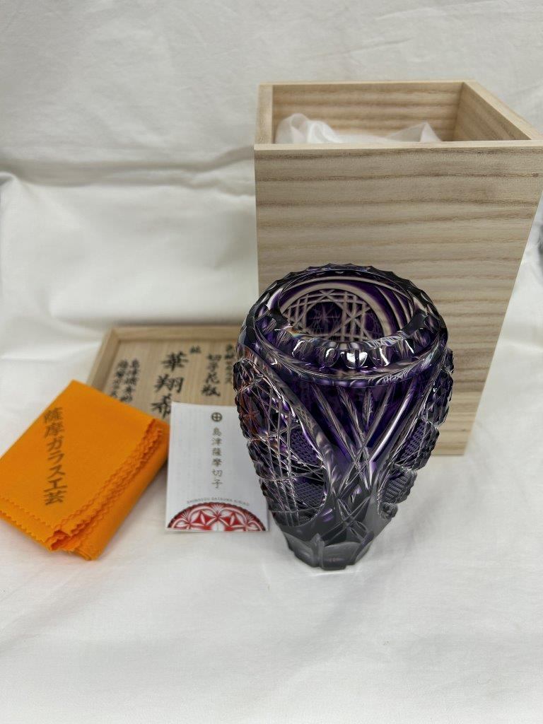中古美品 創作 島津薩摩切子 花瓶 華翔希 色被せガラス 切子花瓶 薩摩ガラス工芸作 GIU47028