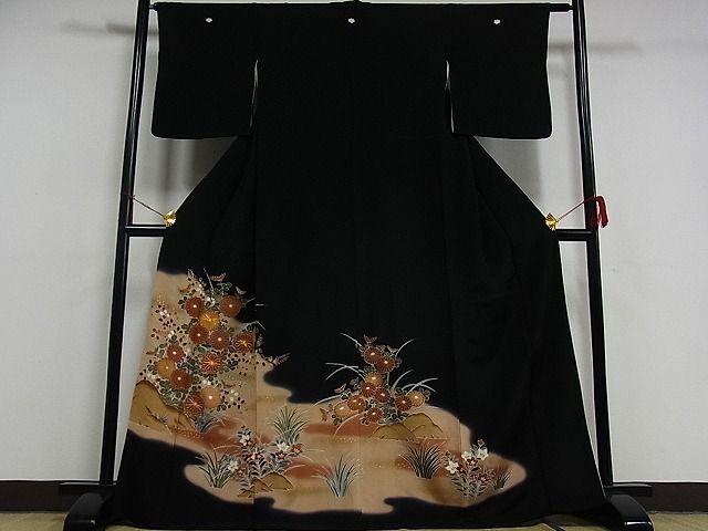 平和屋着物■豪華黒留袖　駒刺繍　風景草花文　暈し染め　金彩　着丈165.5cm　裄丈61cm　正絹　逸品　B-ag2384