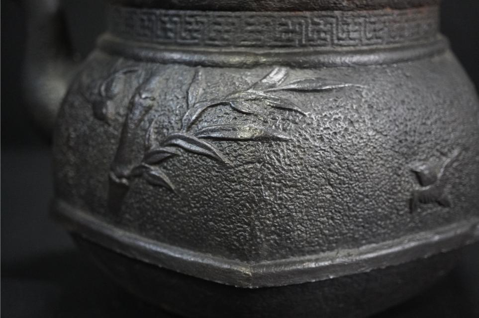 D5106-2 古作 南部 孝保堂 (藤田源蔵) 六角面取 肉彫竹に