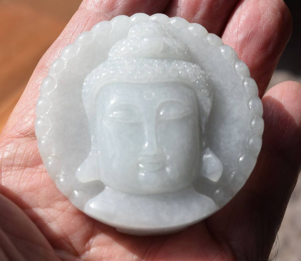 天然石卸、質の良い白翡翠観音菩薩彫物、鑑別書付。_画像1