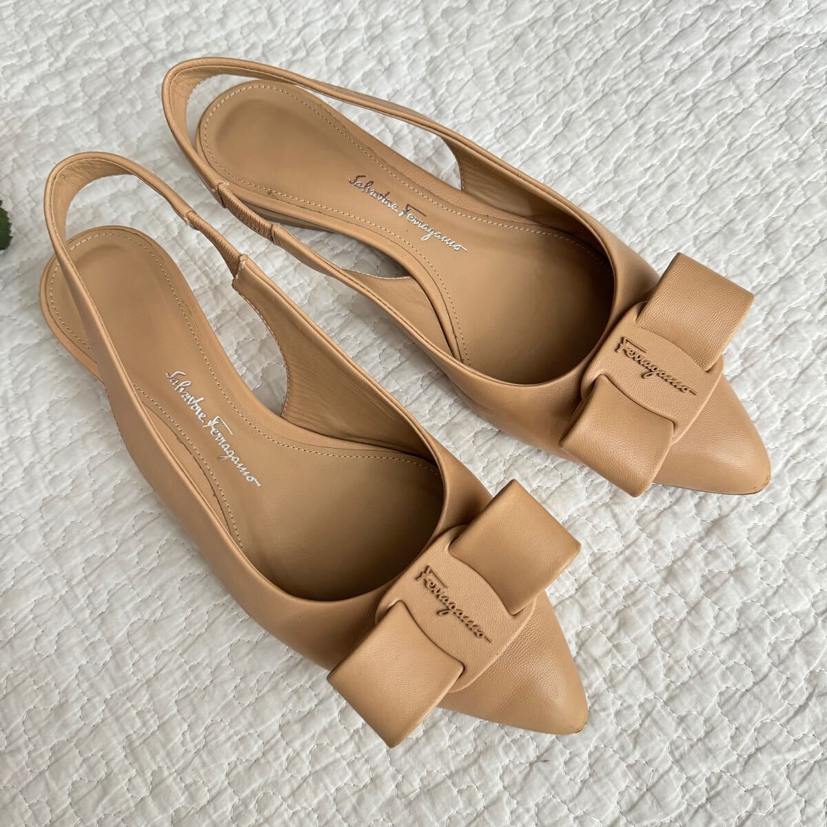美品 フェラガモ Ferragamo VIVA スリングバックパンプス 4 1/2D 美品 フェラガモ Ferragamo VIVA スリングバックパンプス 4 1/2D