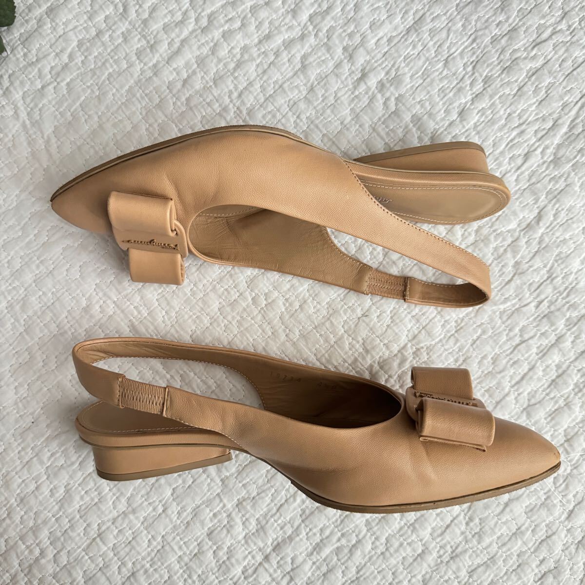 美品 フェラガモ Ferragamo VIVA スリングバックパンプス 4 1/2D 美品 フェラガモ Ferragamo VIVA スリングバックパンプス 4 1/2D