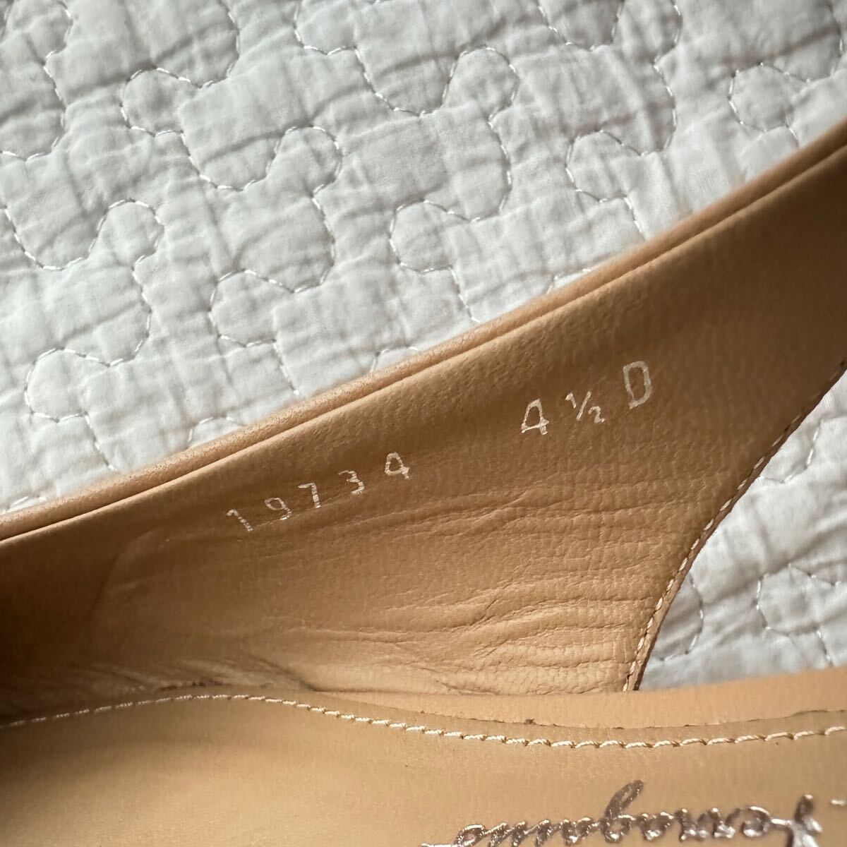 美品 フェラガモ Ferragamo VIVA スリングバックパンプス 4 1/2D 美品 フェラガモ Ferragamo VIVA スリングバックパンプス 4 1/2D