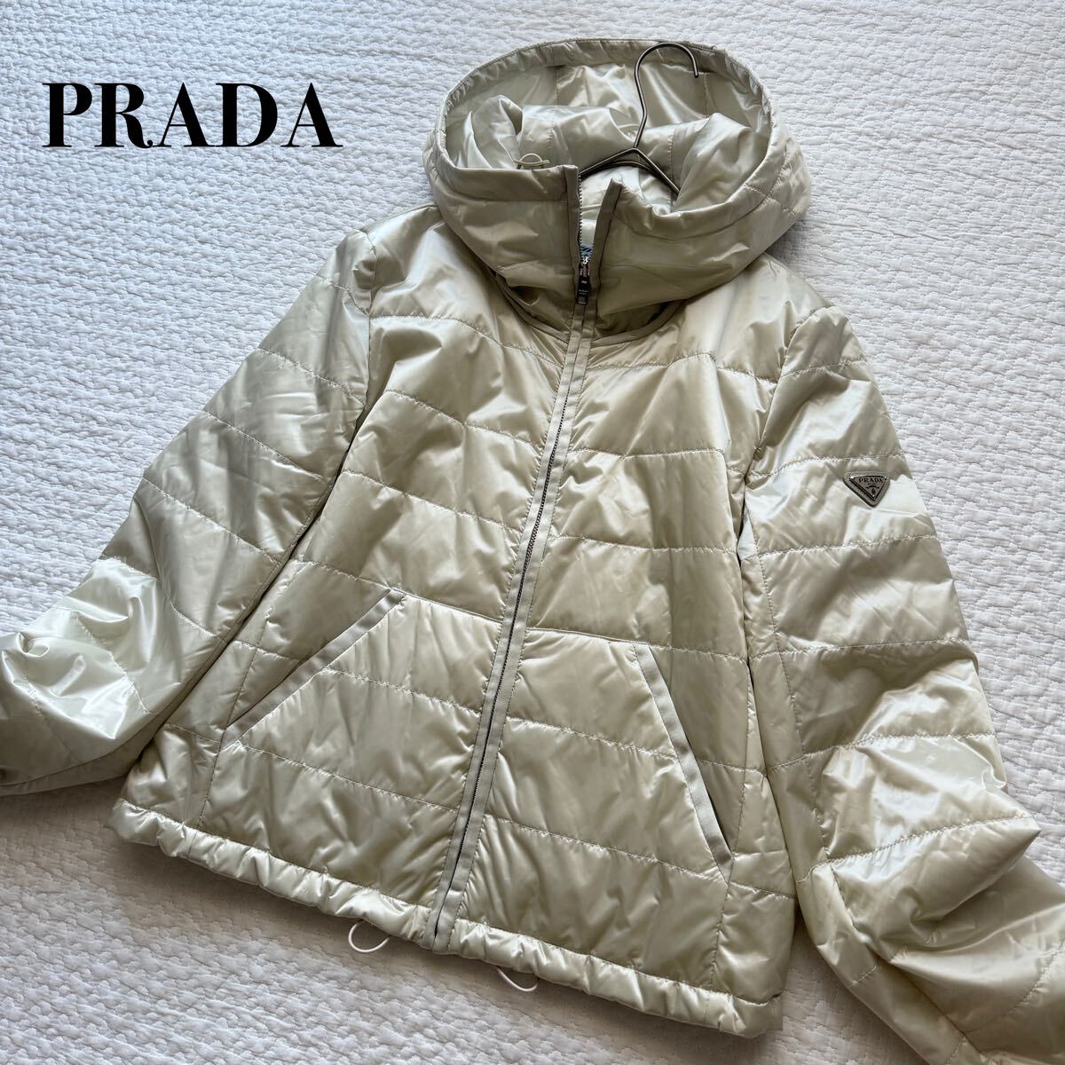 美品 PRADA プラダ ダウンジャケット トライアングルロゴ 三角 美品 PRADA プラダ ダウンジャケット トライアングルロゴ 三角