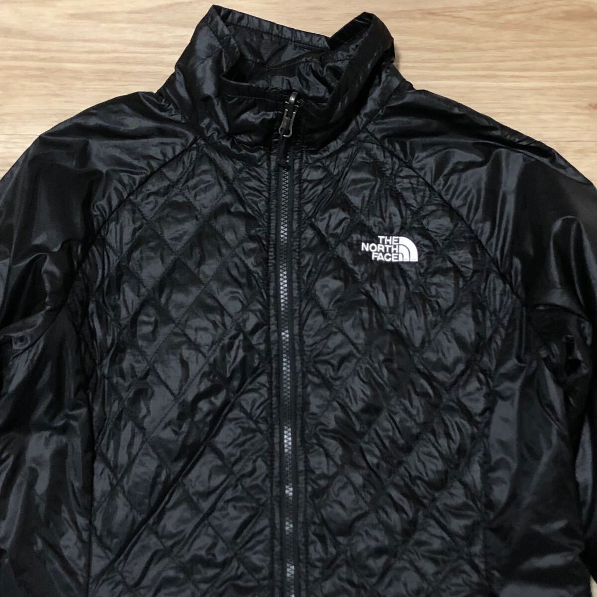 THE NORTH FACE軽量ナイロン中綿ジップアップジャケット黒 THE NORTH FACE軽量ナイロン中綿ジップアップジャケット黒