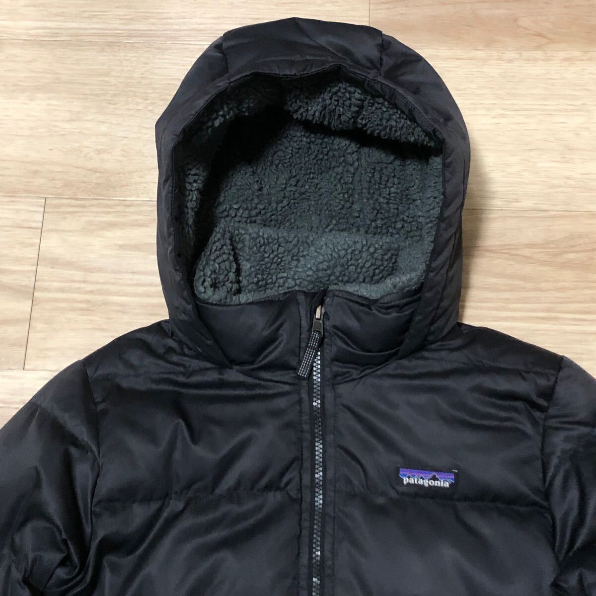 Patagoniaポリエステル製フーディーショートダウンコート黒 Patagoniaポリエステル製フーディーショートダウンコート黒