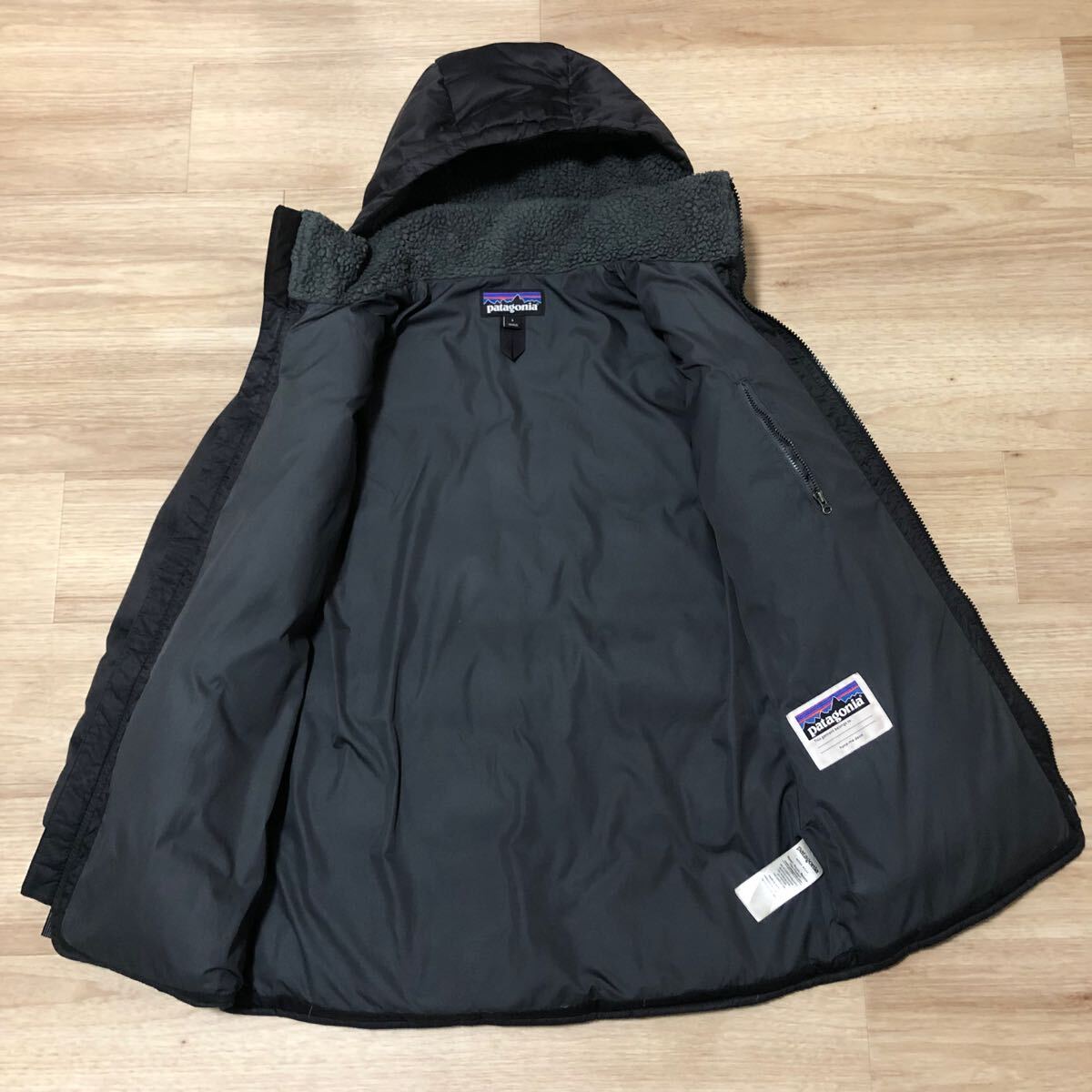 Patagoniaポリエステル製フーディーショートダウンコート黒 Patagoniaポリエステル製フーディーショートダウンコート黒