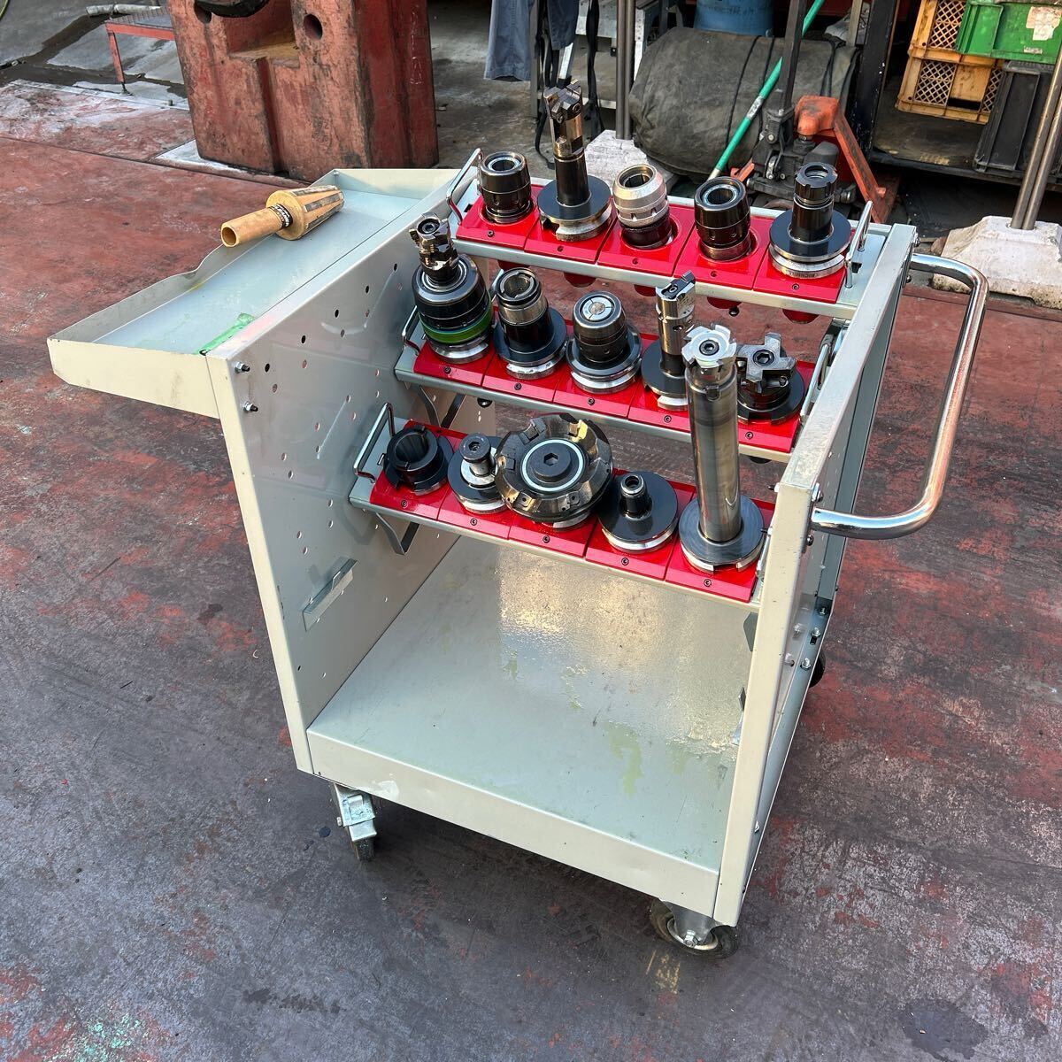 T9099 マシニングツール ミーリングチャック フェイスミル 他 BT50 BT40 タイヤ2個欠損あり/ツールワゴンセット ※写真判断でお願いします