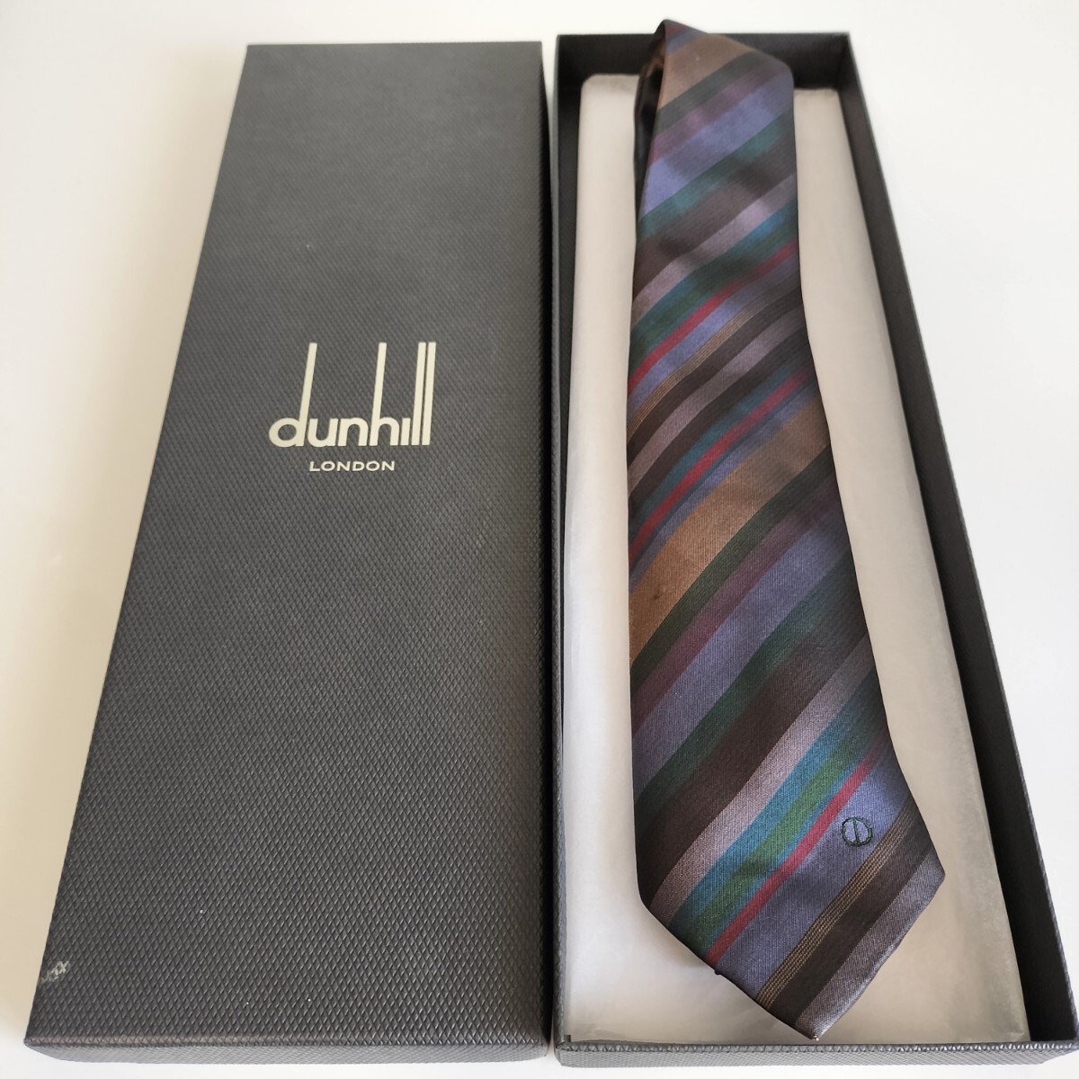 ダンヒル（Dunhill）ダークマルチカラーストライプ柄Dロゴネクタイ