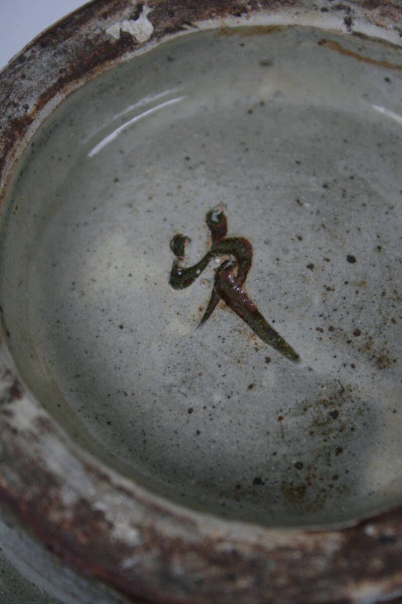 壺屋焼 人間国宝 金城次郎 作　海老魚文細口花瓶 壺屋焼 人間国宝 金城次郎作 海老魚文花瓶 （箱直筆） – 生活