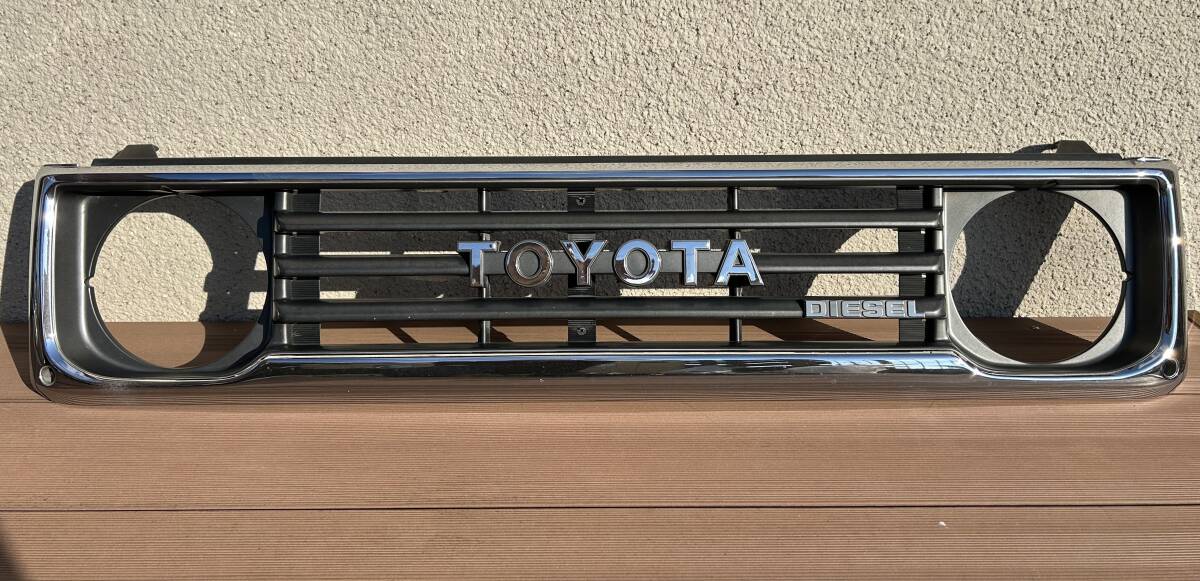 トヨタ純正70ランドクルーザー フロントグリル 53101-60030 丸目 トヨタ純正70ランドクルーザー フロントグリル 53101-60030 丸目