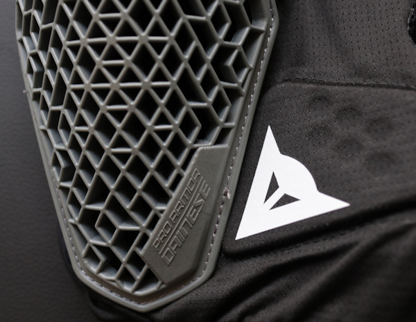 【DAINESE/ダイネーゼ】PRO ARMOR KNEE GUARD◆スノーボード/スキー用◆ニープロテクター(膝パッド)◆超美品◆送料無料