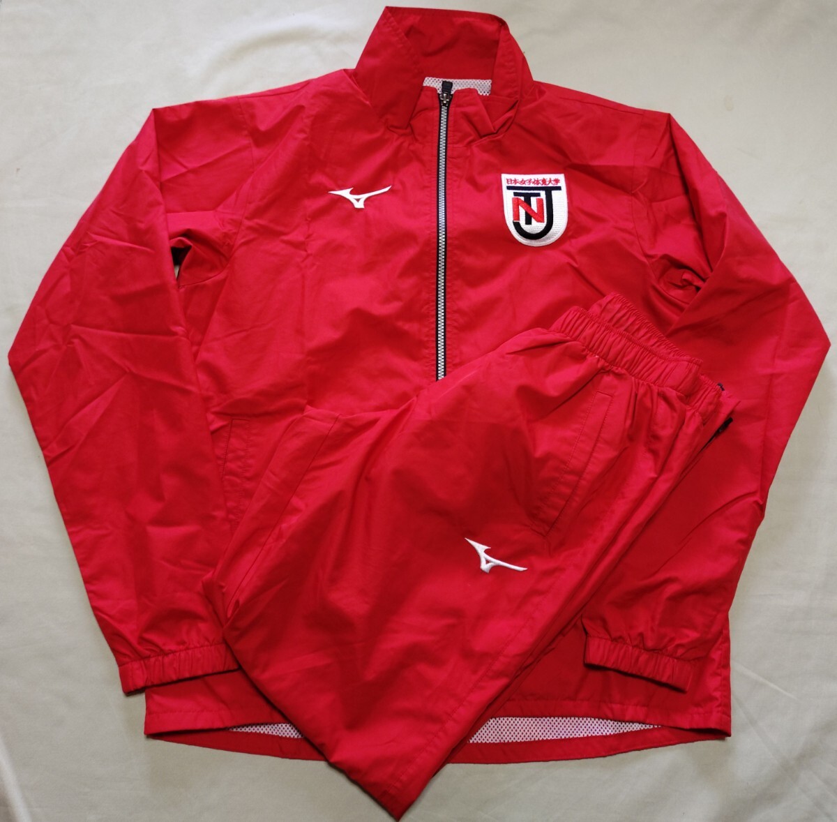 美品】日本女子体育大学 女子陸上競技部 ウインドブレーカー上下 美品】日本女子体育大学 女子陸上競技部 ウインドブレーカー上下