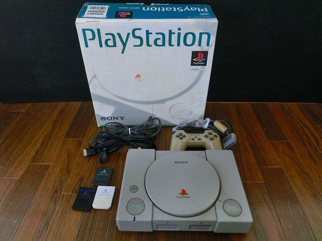 ♪♪【6K8④ｃ】SONY PlayStation 初代プレイステーション　本体　SCPH-5500 コントローラー付　メモリーカード付♪♪