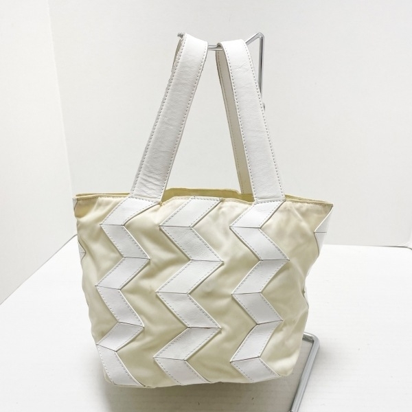 イッセイミヤケ ISSEYMIYAKE ハンドバッグ - レザー アイボリー×白 バッグ