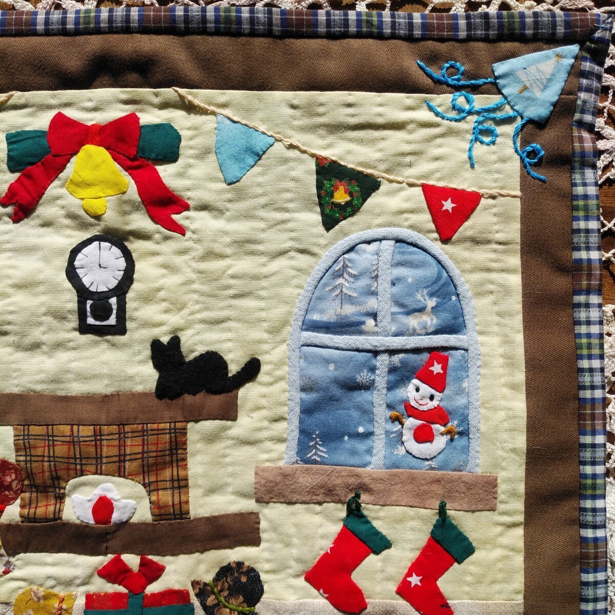 パッチワークタペストリー　大判スーちゃん　クリスマス　雪降る街　キルト パッチワークタペストリー 大判スーちゃん クリスマス 雪降る街