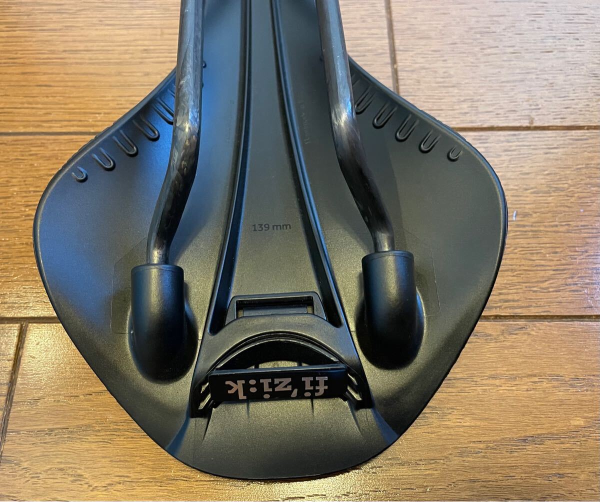 8750円 FIZIK VERSUS EVO ADAPTIVE 139mm カーボンレール 174g 8750円 FIZIK VERSUS EVO ADAPTIVE 139mm カーボンレール 174g