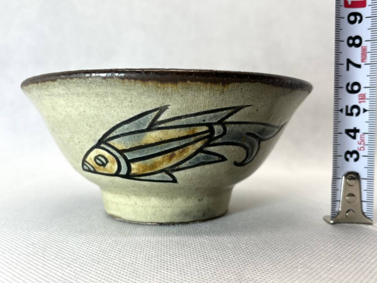 人間国宝 金城次郎 長男【金城敏男】作 魚紋 【茶碗】 掻銘 「ト 人間国宝 金城次郎 長男【金城敏男】作 魚紋 【茶碗】 掻銘 「ト