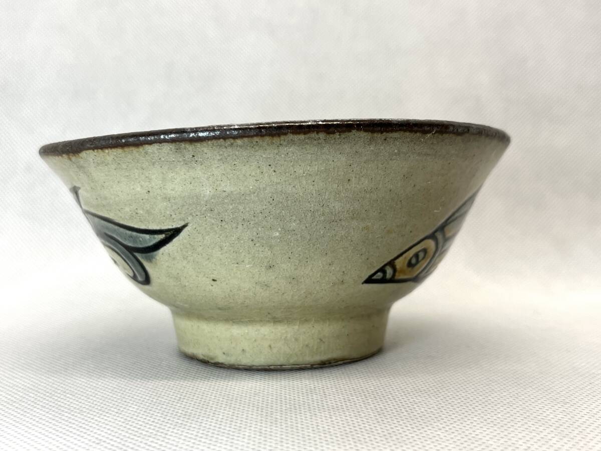 人間国宝 金城次郎 長男【金城敏男】作 魚紋 【茶碗】 掻銘 「ト 人間国宝 金城次郎 長男【金城敏男】作 魚紋 【茶碗】 掻銘 「ト