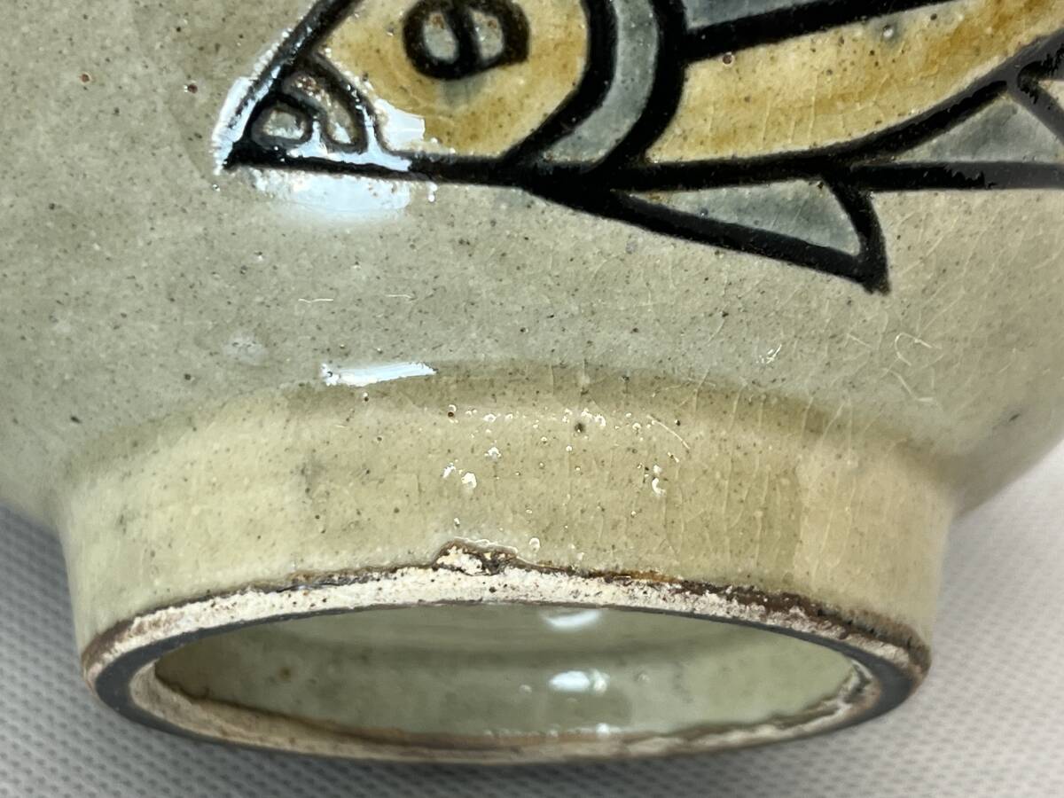 人間国宝 金城次郎 長男【金城敏男】作 魚紋 【茶碗】 掻銘 「ト 人間国宝 金城次郎 長男【金城敏男】作 魚紋 【茶碗】 掻銘 「ト
