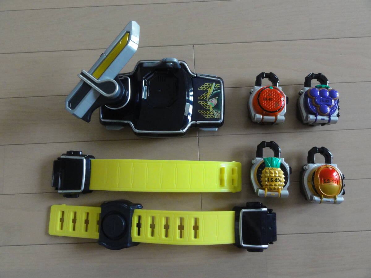 美品 DX戦極ドライバー 仮面ライダー鎧武 変身ベルト ロックシード4個付き