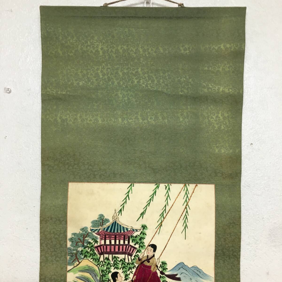 入荷now 安全 UNY22/59 李朝民画 織物 【ブランコに乗る女たち】絹本 刺繍絵 絵画+タペストリー