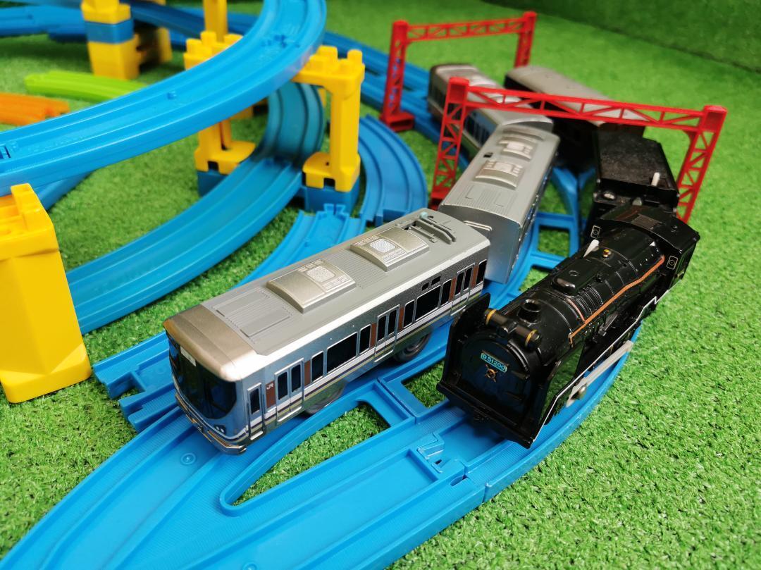 プラレール レイアウト 複線レール タワー 大きな鉄橋 踏切 駅 プラレール レイアウト 複線レール タワー 大きな鉄橋 踏切 駅