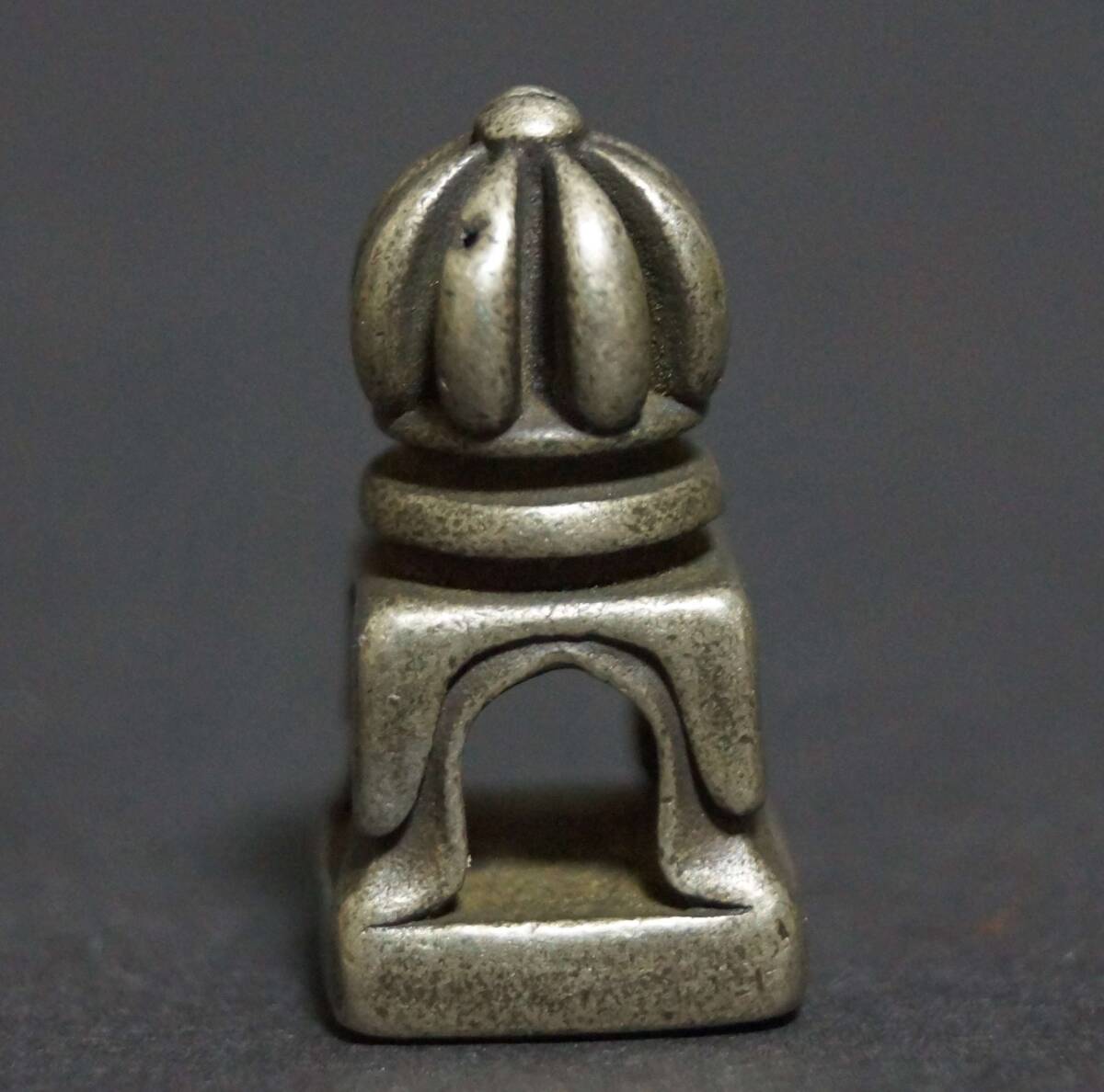 桃】提げ物:堆朱彫グリ合わせ饅頭根付 (桃 提げ物:金工銅地 桃】提げ物:堆朱彫グリ合わせ饅頭根付 (桃 提げ物:金工銅地