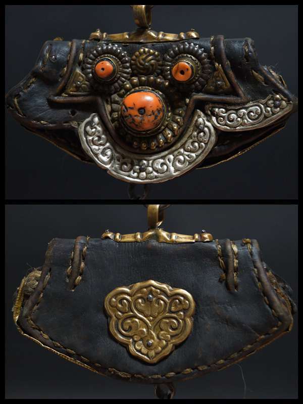 オールドチベット 革製ポーチ財布 古い天然珊瑚象嵌 銀製浮彫り唐草紋 金具装飾 オールドチベット 革製ポーチ財布 古い天然珊瑚象嵌 銀製浮彫り