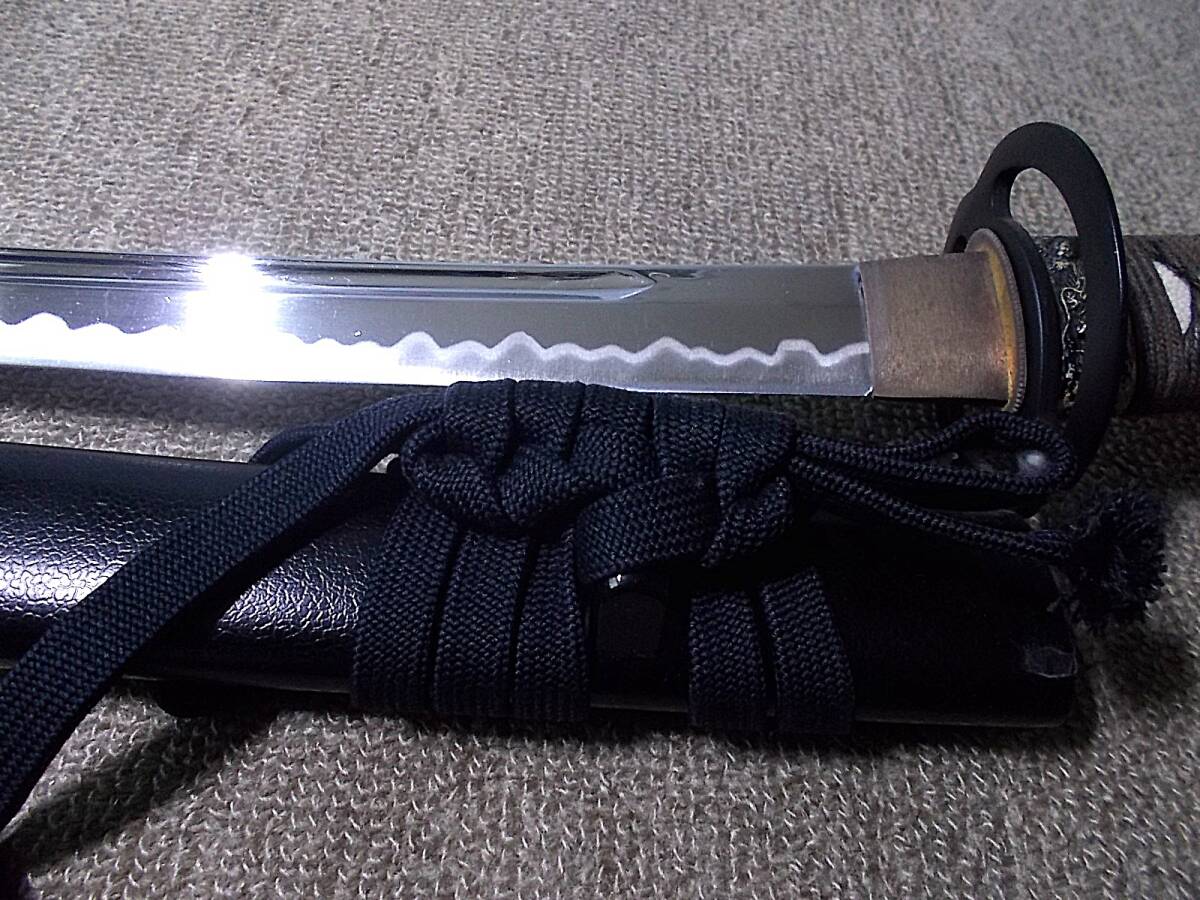 模造刀 太刀 全長68.3cm 重さ680g 海鼠鉄鍔 鮫皮 樋有刀身 居合 模造刀 太刀 全長68.3cm 重さ680g 海鼠鉄鍔 鮫皮 樋有刀身 居合