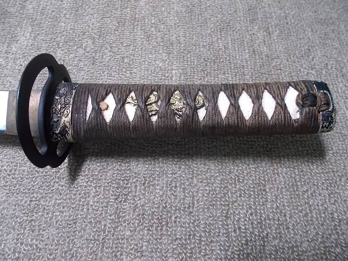 模造刀 太刀 全長68.3cm 重さ680g 海鼠鉄鍔 鮫皮 樋有刀身 居合 模造刀 太刀 全長68.3cm 重さ680g 海鼠鉄鍔 鮫皮 樋有刀身 居合