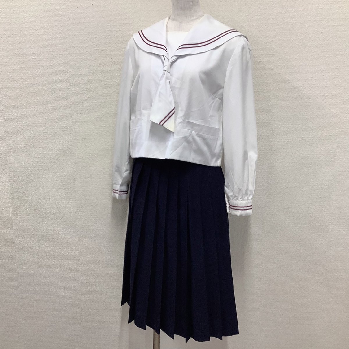 I1019/Y(中古)山形県 中山中学校 女子制服2点 /希少/タイ付/合服セーラー:Ｍ程度/夏スカート:Ｗ66丈60/赤2本ライン/Matsuzakaya/紺/学生服